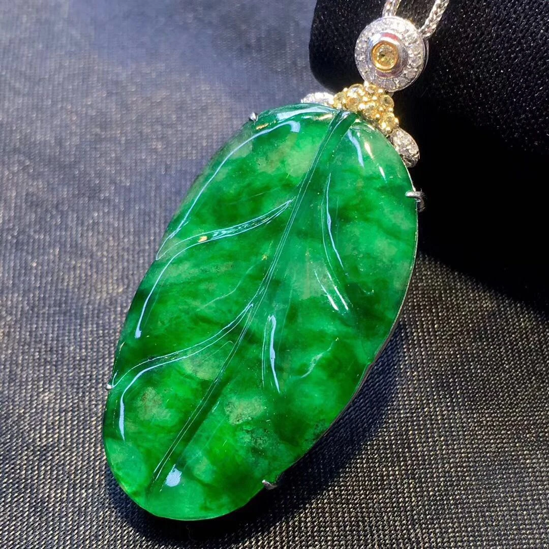 1768284758-6965e2563d847-High-Grade-Natural-Icy-Jadeite-Necklace-18K-Solid-White-Gold-Natural-Icy-Pure-Green-Leaf-Jadeite-Pendant-3.webp